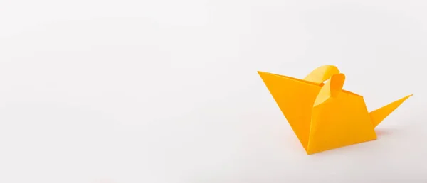 Rata de papel amarillo origami sobre fondo blanco — Foto de Stock