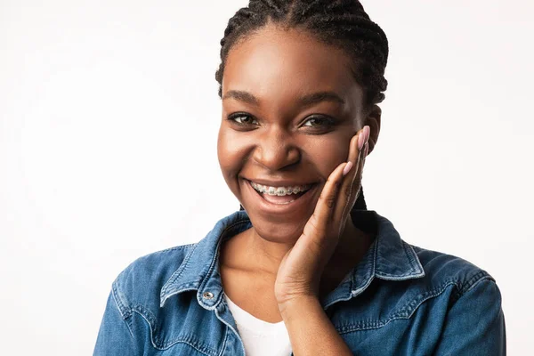 Счастливая афроамериканка с брекетами на белом фоне — стоковое фото