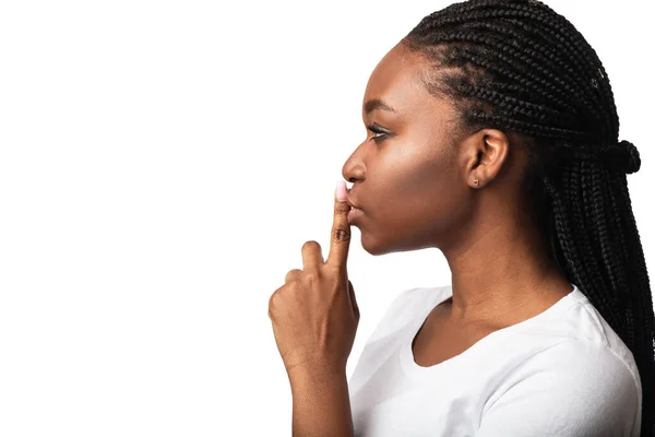 African American Woman Gesturing Hush Sign Over Vit bakgrund, Sidovy — Stockfoto