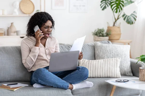 Fjärrarbetsstress. Arg afrikansk kvinna som har problem när du arbetar hemma — Stockfoto