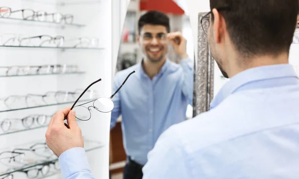 Sobre el hombro retrato de un joven sonriente con gafas —  Fotos de Stock