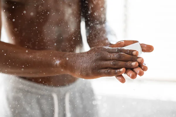 Czarny człowiek mycie ręce z mydłem biorąc prysznic w łazienka — Zdjęcie stockowe