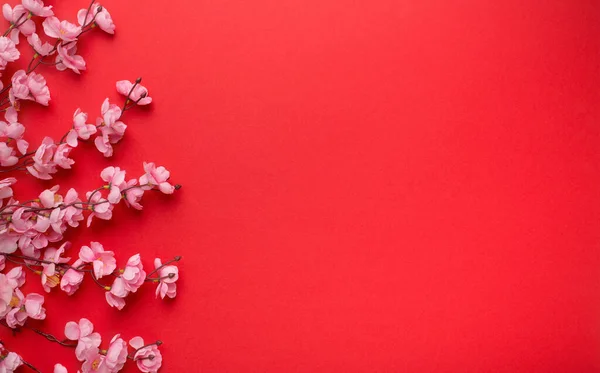 Flores de ciruelo flor sobre fondo rojo bueno para el nuevo año chino —  Fotos de Stock