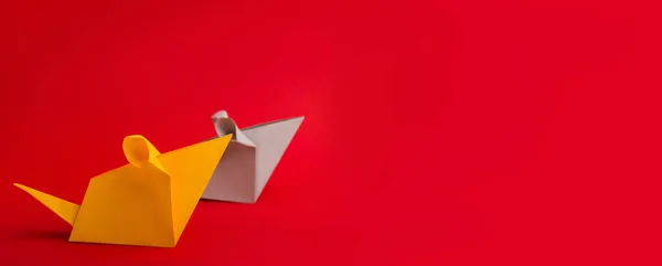 Símbolo de origami blanco y amarillo de 2020 sobre fondo rojo — Foto de Stock