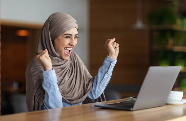Emotional muslim wanita dalam kerudung melihat layar laptop — Stok Foto
