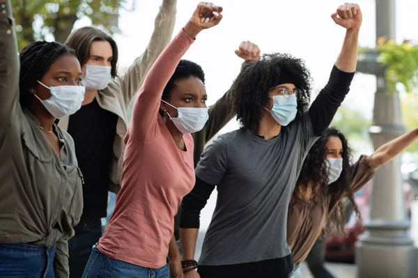 Группа возмущенных студентов, протестующих против расизма — стоковое фото