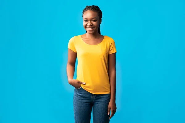Afrikai Y-generációs nő zárójelben mosolygós álló felett kék háttér — Stock Fotó
