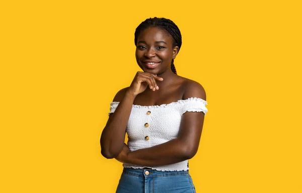 Retrato de atraente Millennial Black Lady sorrindo para a câmera, Tocando queixo — Fotografia de Stock