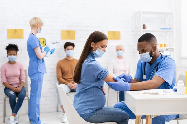 Doktor Covid-19 Aşısını Hastanedeki Hamile Kadın 'a Veriyor