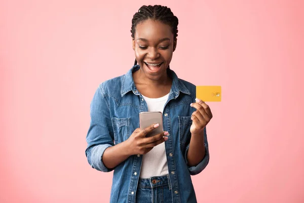 African American Woman Using Smartphone And Credit Card, Pink Background — Stock Photo, Image