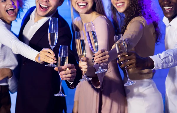 Millennials cinkání šampaňské brýle baví na párty v interiéru, oříznuté — Stock fotografie