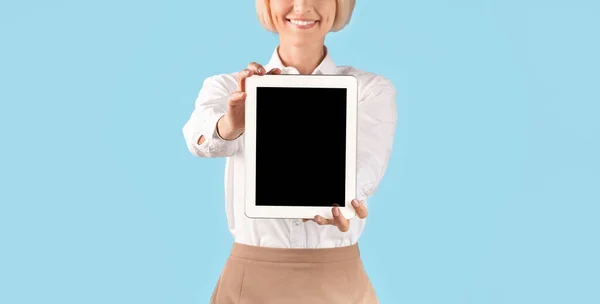 Detailní záběr ženského CEO zobrazující tablet počítač s prázdnou obrazovkou přes modré pozadí studia, panorama — Stock fotografie