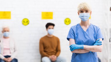 Kadın Doktor Yüz Maskesi, Panorama Hastanesinde Poz Veriyor