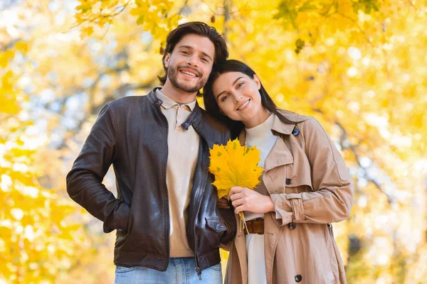 Retrato familiar de casal posando na floresta dourada — Fotografia de Stock