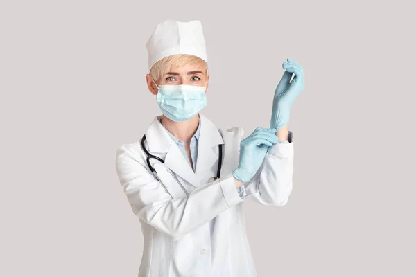 병원에서의 의사와 현대 치료법의 수신 및 검사. 고무 장갑을 끼는 중년 여성 — 스톡 사진