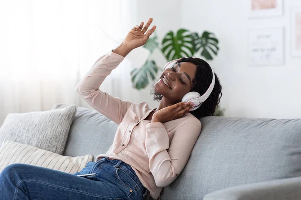 Tempo livre Relaxe. alegre preto senhora ouvir música favorita em casa — Fotografia de Stock