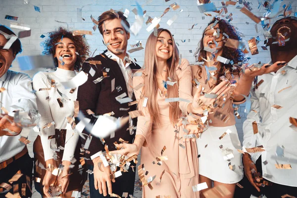 Young People Having Party With Confetti Celebrating Event Indoor — Stock Photo, Image