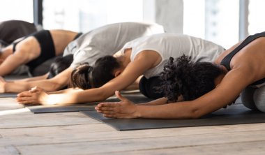Tanımlanamayan İnsanlar Stüdyoda Yoga Eğitimi Yapıyor, Çocuk Pozu Çalışıyor