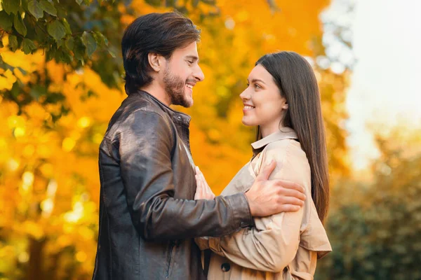 Positives Paar umarmt und scherzt, hat Date im Park — Stockfoto