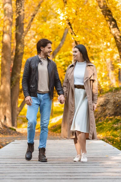 Jovem homem e mulher tendo encontro romântico na floresta dourada — Fotografia de Stock