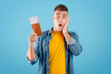 Uluslar arası pasaport ve uçak biletlerini taşıyan genç adam şok oldu.