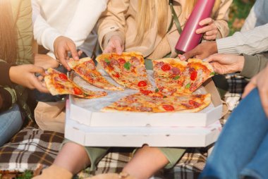 Pizzayı ve dostların ellerini çek.