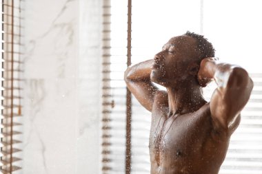 Rahatlamış Afrikalı Amerikalı Adam Duş alıyor Modern Tuvalette Duruyor