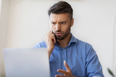 Bilgisayar problemi. Endişeli Milenyum İşadamı Müşteri Desteğiyle Cep Telefonu Konuşuyor,