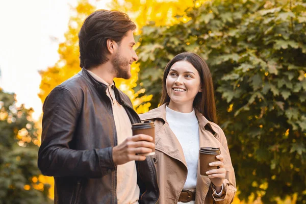 Счастливые мужчина и женщина разговаривают и пьют кофе — стоковое фото