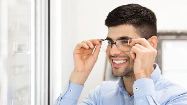 Portrait de jeune homme souriant portant des lunettes — Photo