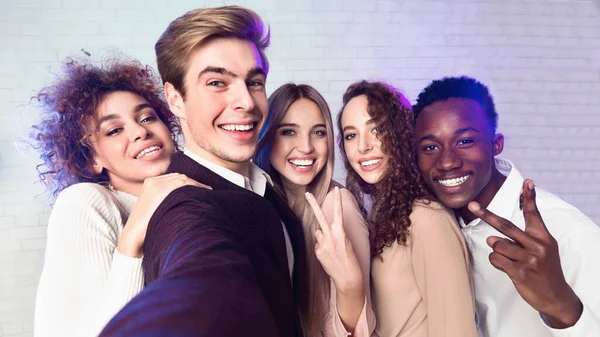 Millennial pessoas fazendo selfie se divertindo em festa corporativa ao ar livre — Fotografia de Stock