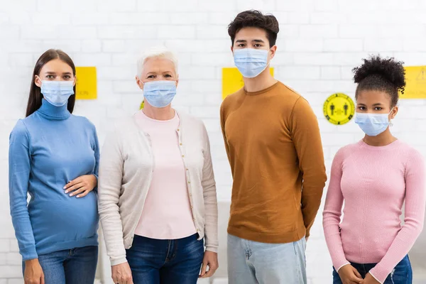 Covid-19 Vaccinés Divers patients dans les masques faciaux debout à l'hôpital — Photo