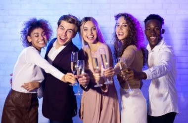 Gençler parti yapıyor ve içeride şampanya içiyor.