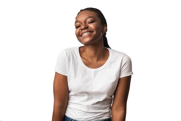 Dama preta com aparelho dentário sorrindo posando sobre fundo branco — Fotografia de Stock