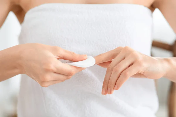 Mujer que quita la laca de las uñas cuidadas con almohadilla de algodón blanco —  Fotos de Stock