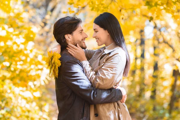 Kochająca kobieta patrząc na swojego mężczyznę przytulając się w parku — Zdjęcie stockowe