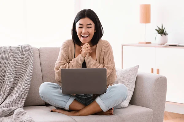 Aufgeregte junge Frau mit Laptop in Ekstase — Stockfoto