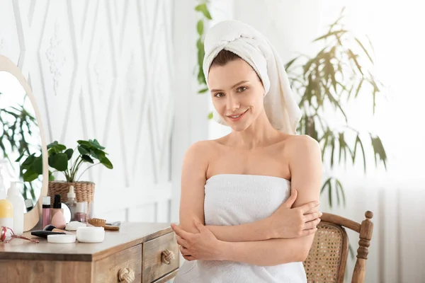 Gelukkig dame gewikkeld in handdoek poseren in slaapkamer — Stockfoto