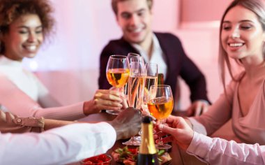 Neşeli Gençler Xmas Akşam Yemeği Partisinde Kapalı Kapılar ardında Şinleyen Bardaklar