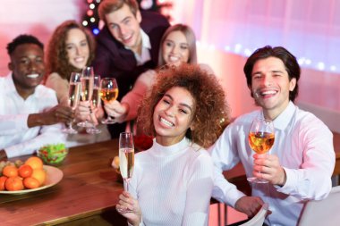 Neşeli arkadaşlar yeni yılda evde gözlük takıyor.