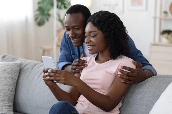 Primer plano de la familia negra usando el teléfono móvil —  Fotos de Stock