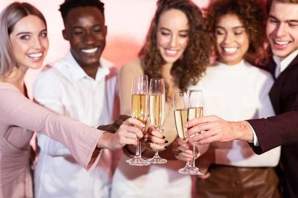 Kolegové cinkání brýle přípitek se šampaňským na vánoční párty Indoors — Stock fotografie