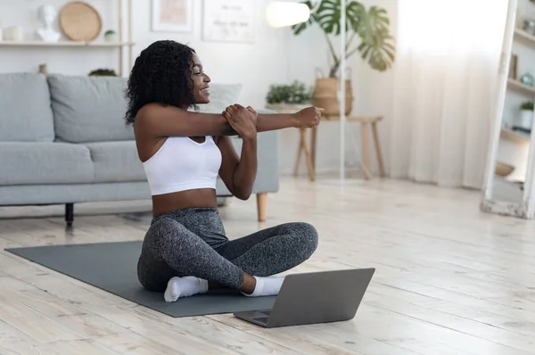 Athlétique femme noire étirement au salon — Photo