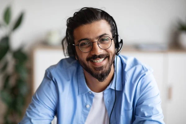 Operadora del centro de llamadas. Retrato de primer plano del hombre indio sonriente con auriculares — Foto de Stock