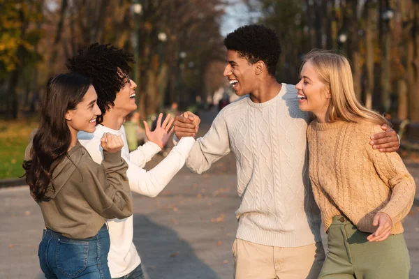 Emocional casal adolescente cumprimentando uns aos outros no parque público — Fotografia de Stock