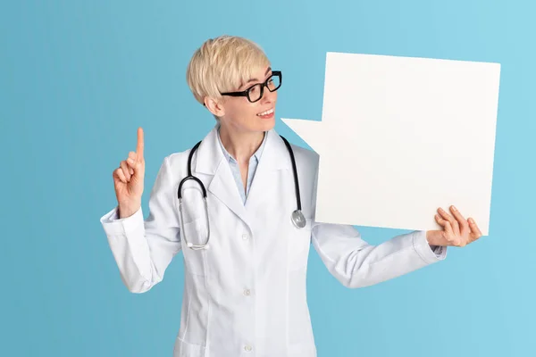 Doctors advice and prevention illness. Adult female doctor looks at abstract space for words — Stock Photo, Image