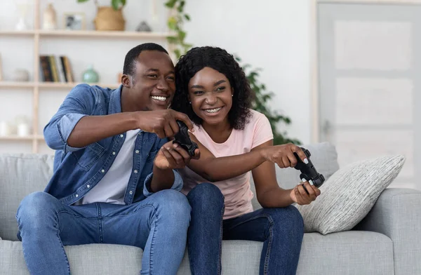 Alegre pareja afroamericana con joysticks en casa — Foto de Stock