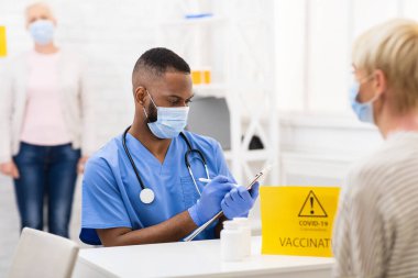 Coronavirüs Aşısı sırasında Hastayla Konuşan Doktor