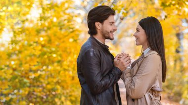 Güzel aşıklar parklarda birbirlerine duygularını açıklarlar.