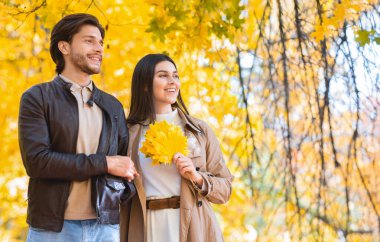 Kopya boşluğuna bakan ilginç genç bir çift.